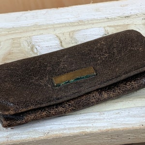 Una alcancía de cuero muy antigua pero bonita - billetera para hombres - mini billetera