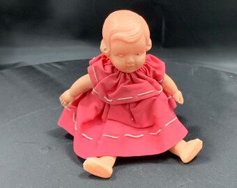 Boneca de plástico de 12 cm com um lindo vestido rosa - boneca vintage - boneca de colecionador - boneca de plástico antiga - boneca para casa de bonecas