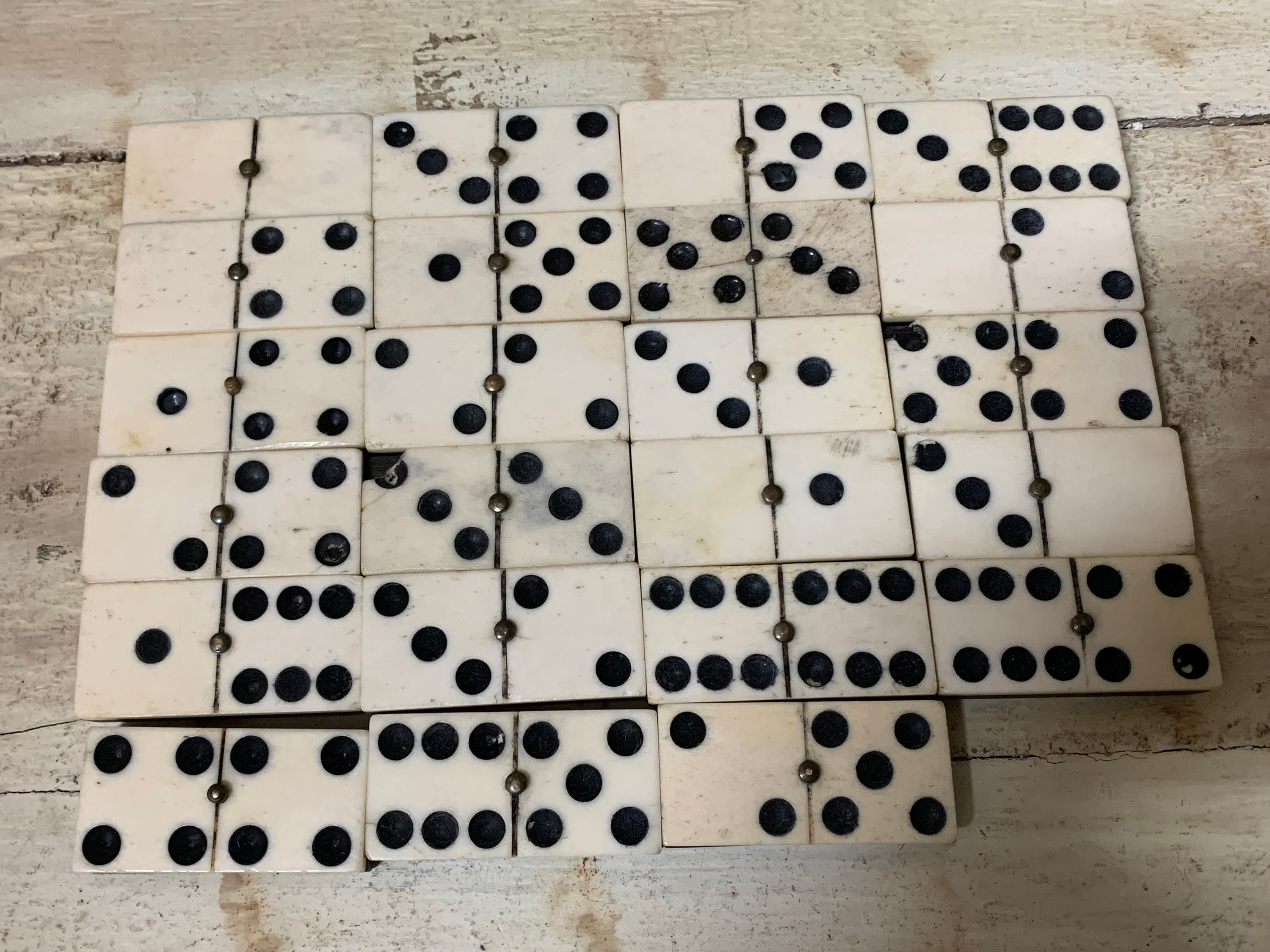Jeu De Domino Ancien Et Incomplet En Os Et ébène - Objet De Collection Vintage