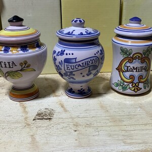 Set of 3 earthenware spice jars – hand-painted – apothecary jars – Spain – Tila, Eucalipto, Tomillo – mint condition – 10 cm