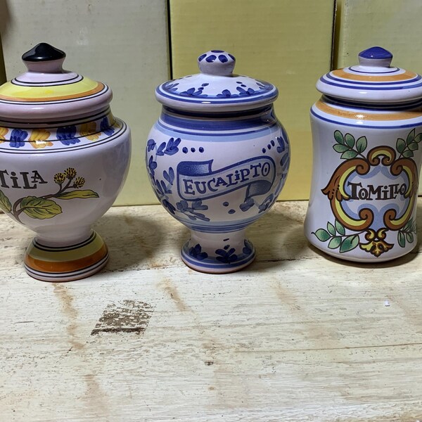 Set of 3 earthenware spice jars – hand-painted – apothecary jars – Spain – Tila, Eucalipto, Tomillo – mint condition – 10 cm