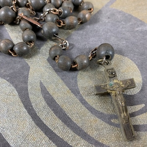 Hermoso rosario católico vintage con crucifijo de metal. Artículo religioso - rosario - cuentas de oración
