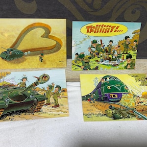 Op de afbeelding: Vier vintage ansichtkaarten met cartoon illustraties van militaire thema's. Eén toont een tank die met zijn rupsbanden een hartvorm vormt. Een andere toont soldaten met het woord "Triliiiit!". De andere twee tonen tanks en een trein.