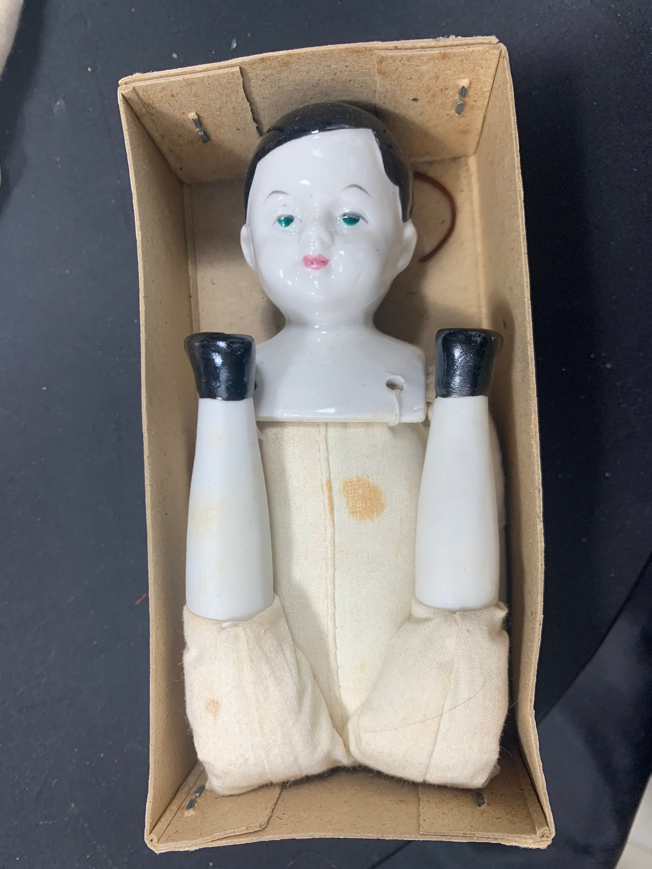 Prachtig oud jongetje Hoofdje armen en