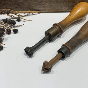 Set aus 2 antiken Stempelwerkzeugen – Lederbearbeitung – Prägewerkzeuge – Vintage-Handwerkzeuge – dekorative Stempel für Holz/Leder