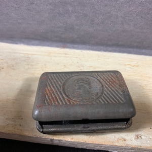 Vintage tin pill box - snuff box