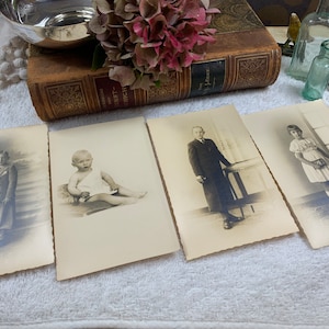 Antikes Foto - Portraitfoto - Sepiafoto von Kindern - Teenagern - Sepia gezackte wellige Fotos
