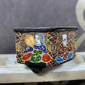 Vintage - colorful Asian jar - excellent condition