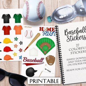 Peut inclure: Autocollants de baseball imprimables avec 27 motifs colorés. Les autocollants comprennent des balles de baseball, des bâtons, des casquettes, des maillots et d'autres images sur le thème du baseball. Le texte "Home Run" et "Baseball" est inclus dans la conception.