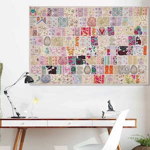 Może przedstawiać: Duży gobelin ścienny z patchworkowym wzorem. Gobelin składa się z wielu kwadratów i prostokątów w różnych kolorach, każdy z unikalnym wzorem. Gobelin jest połączeniem różowego, fioletowego, niebieskiego, zielonego, czerwonego i żółtego.