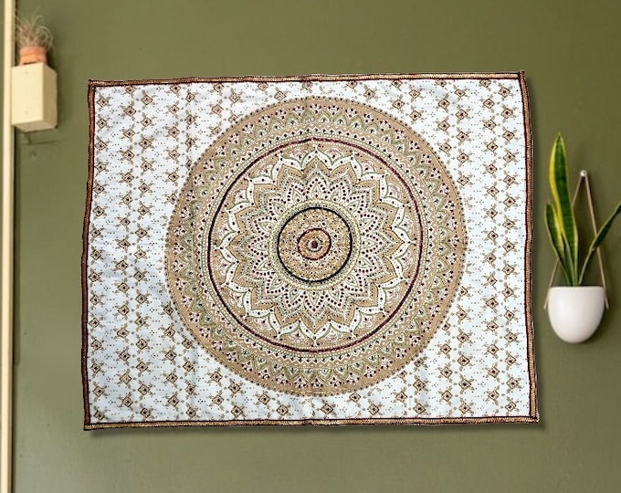 Tapisserie de mandala blanc doré faite à la main, tenture murale indienne en broderie de perles, art mural de méditation de yoga, lancers de table, cadeaux de pendaison de crémaillère