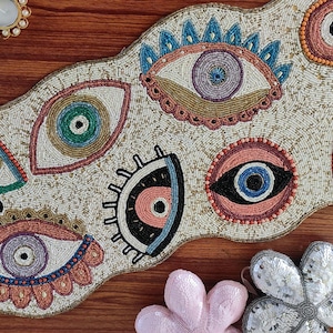 Ręcznie robiony bieżnik z koralików Evil Eye, narzuta na stół na szczęście, dekoracja kuchenna na parapetówkę, nakładka na stół z niebieskim okiem / prezent ślubny 13*36 cali