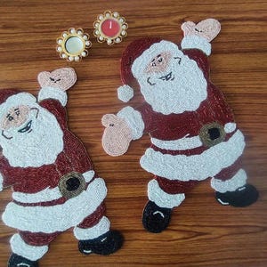 手作りのクリスマステーブルランナー、そりに乗ったサンタ、赤と白のサンタビーズテーブルランナーとプレースマット、サンタのホームデコレーション、クリスマスギフト