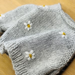 Babypullover bestickt Blumen Kind Gänseblümchen Raglan / Daisy Sweater Bild 1