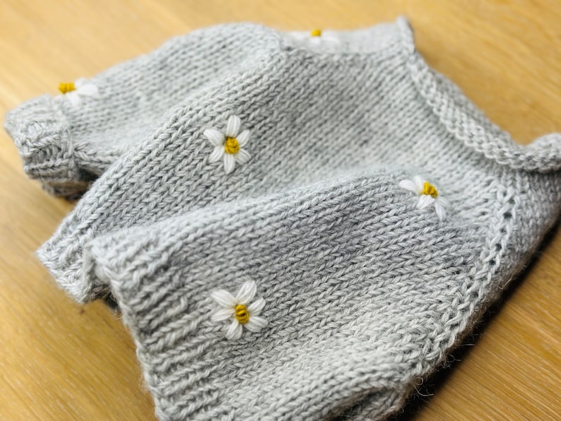 Babypullover bestickt Blumen Kind Gänseblümchen Raglan / Daisy Sweater Bild 1