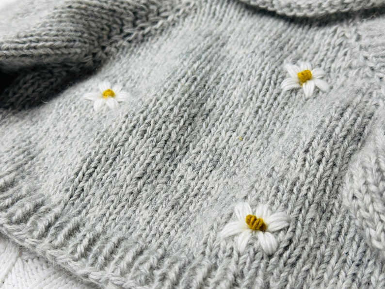 Babypullover bestickt Blumen Kind Gänseblümchen Raglan / Daisy Sweater Bild 3