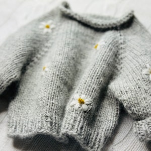 Babypullover bestickt Blumen Kind Gänseblümchen Raglan / Daisy Sweater Bild 4