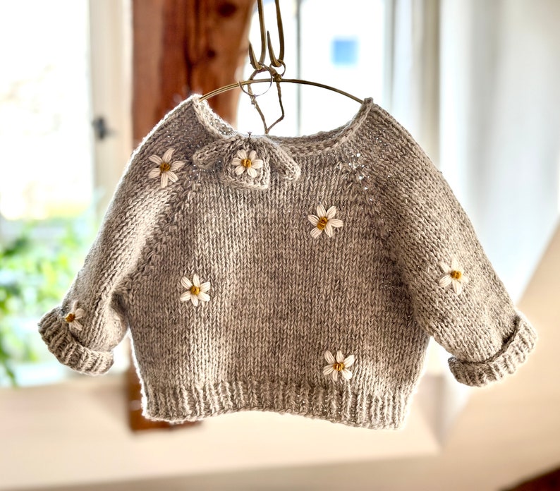 Babypullover bestickt Blumen Kind Gänseblümchen Raglan / Daisy Sweater Bild 7