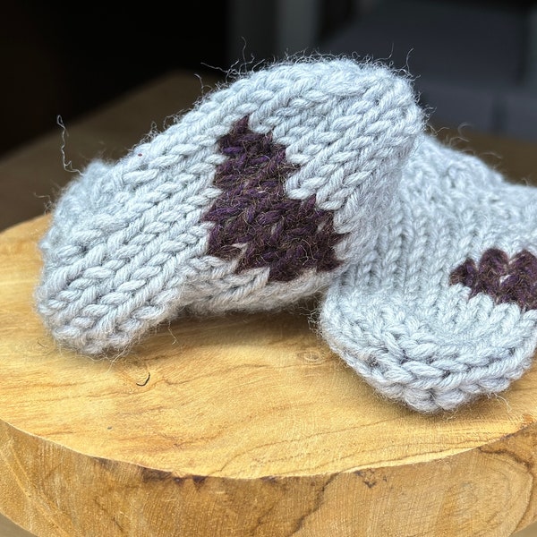 Babysöckchen mit Herz auf der Sohle gestrickte Babysocken Merino Wolle