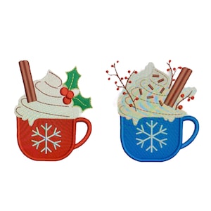 Op de afbeelding: Twee geborduurde ontwerpen van mokken met slagroom, een sneeuwvlok en een kaneelstokje. De ene mok is rood en heeft hulstbladeren en bessen. De andere mok is blauw en heeft een takje met bessen.