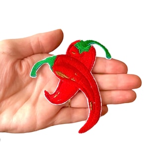 Puede incluir: Parche bordado de chile rojo con tallos verdes. El parche es termoadhesivo y se puede usar para decorar ropa, bolsos u otros artículos.
