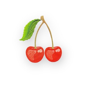 Puede incluir: Dos cerezas rojas con tallos verdes y una sola hoja verde. Las cerezas están bordadas sobre un fondo blanco.
