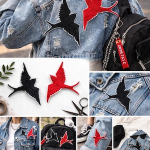 Puede incluir: Una chaqueta vaquera azul claro con dos parches de pájaros, uno negro y otro rojo. Los parches también se muestran en una mochila y unos vaqueros. Los parches están bordados. La imagen muestra los parches en diferentes artículos.