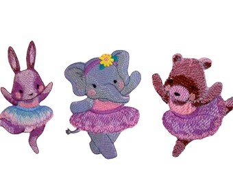 Op de afbeelding: Drie geborduurde strijkpatches met een paarse konijn, olifant en beer die roze tutu's dragen en dansen. De patches zijn perfect om kleding, tassen of andere stoffen items een speelse touch te geven.