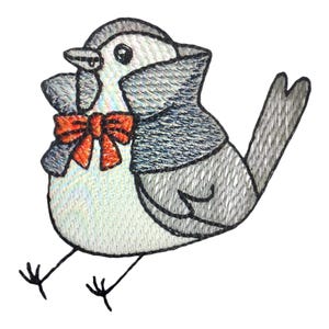 Peut inclure: Un oiseau brodé en gris et blanc, portant une cape grise et un nœud papillon rouge. L'oiseau a un petit bec et de grands yeux.