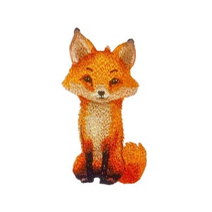 Puede incluir: Parche bordado de un zorro de dibujos animados con pelaje naranja, pecho blanco y ojos negros. El zorro está sentado con la cola enroscada detrás de él.