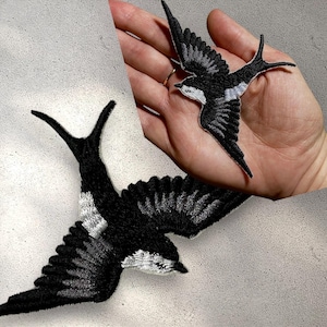 Puede incluir: Dos parches bordados de golondrina en blanco y negro. Las aves están en vuelo con las alas extendidas. Los parches son perfectos para agregar un toque de fantasía a la ropa, las bolsas u otros accesorios.