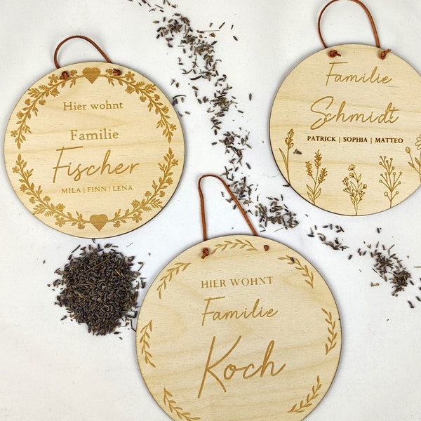 Holzschild "Familie" Personalisiertes Familienschild aus Holz mit Wunschnamen und Herzen - Herzlich Willkommen mit Namen Geschenk Familie