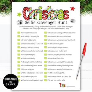 以下が含まれることがあります： クリスマス自撮り宝探しリストが印刷された白い紙。リストには、「クリスマスツリーの隣」や「クリスマスのセーターを着ている人と」などのプロンプトが含まれています。右側には赤いペンが置かれています。