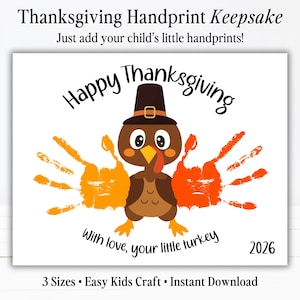 Op de afbeelding: Een Thanksgiving handafdruk aandenken knutsel sjabloon met een bruine cartoon kalkoen die een zwarte pelgrimshoed draagt. De tekst luidt "Happy Thanksgiving" en "With love, your little turkey" met het jaartal "2026" rechtsonder afgedrukt.