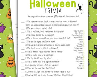 Può includere: Un foglio di gioco a quiz di Halloween bianco con testo verde lime che recita Halloween Trivia, con una grafica di un ragno nero. Il foglio elenca 18 domande numerate su fatti di Halloween e un elenco corrispondente di risposte dalla A alla R.