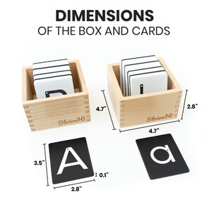 Puede incluir: Dos cajas de madera con el texto "StriveHi" impreso en ellas, cada una contiene un juego de tarjetas de alfabeto blancas. Las cajas miden 12 cm de ancho y 7 cm de alto. Dos tarjetas de alfabeto negras se muestran por separado, una con la letra "A" y la otra con la letra "a". Las tarjetas miden 9 cm de alto y 7 cm de ancho.