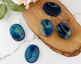 Piedra de preocupación de ónix azul / Piedras de toque de ónix azul ovaladas pulidas (teñidas) / Compre cristales metafísicos para el tercer ojo y el chakra de la garganta