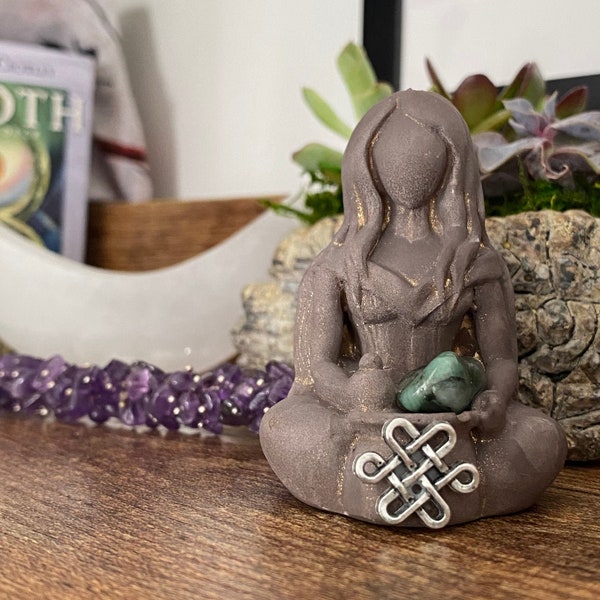 Cerridwen Goddess Statue w/ Emerald Stone, Goddess Totem Altar Figurine, Goddess of the Cauldron, Welsh & Celtic Goddess, Goddess of Witches