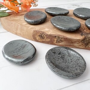 Hematite Worry Stone | Polished Natural Oval Hematite Crystal Gemstone Worry Stones | Shop Metaphysical Crystals for Root Chakra bild 4