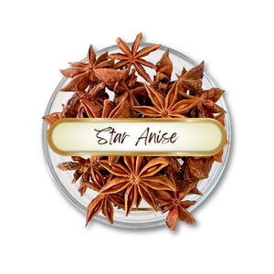 K&ouml;nnte beinhalten: Eine klare Glasschale gef&uuml;llt mit Sternanis. Das sternf&ouml;rmige Gew&uuml;rz hat eine tiefrotebraune Farbe. Ein goldfarbenes Etikett mit der Aufschrift "Star Anise" befindet sich in der Mitte der Schale.