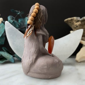 Aine, déesse celtique de l'amour, statue d'Aine avec coeur en cornaline, gypse, figurine d'autel déesse totem, fertilité, porte-bonheur, amour, guerrier image 4