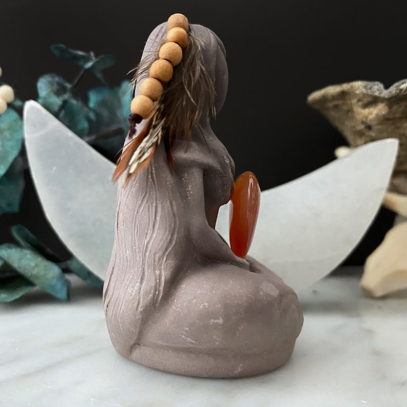 Aine, déesse celtique de l'amour, statue d'Aine avec coeur en cornaline, gypse, figurine d'autel déesse totem, fertilité, porte-bonheur, amour, guerrier image 4