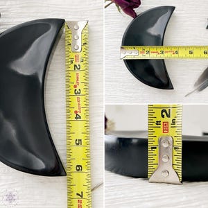 Op de afbeelding: Zwarte halve maanvormige schaal gemaakt van gepolijst obsidiaan. De schaal is ongeveer 10 cm breed en 5 cm hoog.