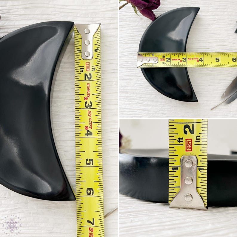 Op de afbeelding: Zwarte halve maanvormige schaal gemaakt van gepolijst obsidiaan. De schaal is ongeveer 10 cm breed en 5 cm hoog.