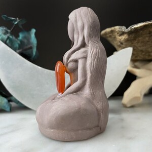 Aine, déesse celtique de l'amour, statue d'Aine avec coeur en cornaline, gypse, figurine d'autel déesse totem, fertilité, porte-bonheur, amour, guerrier image 6
