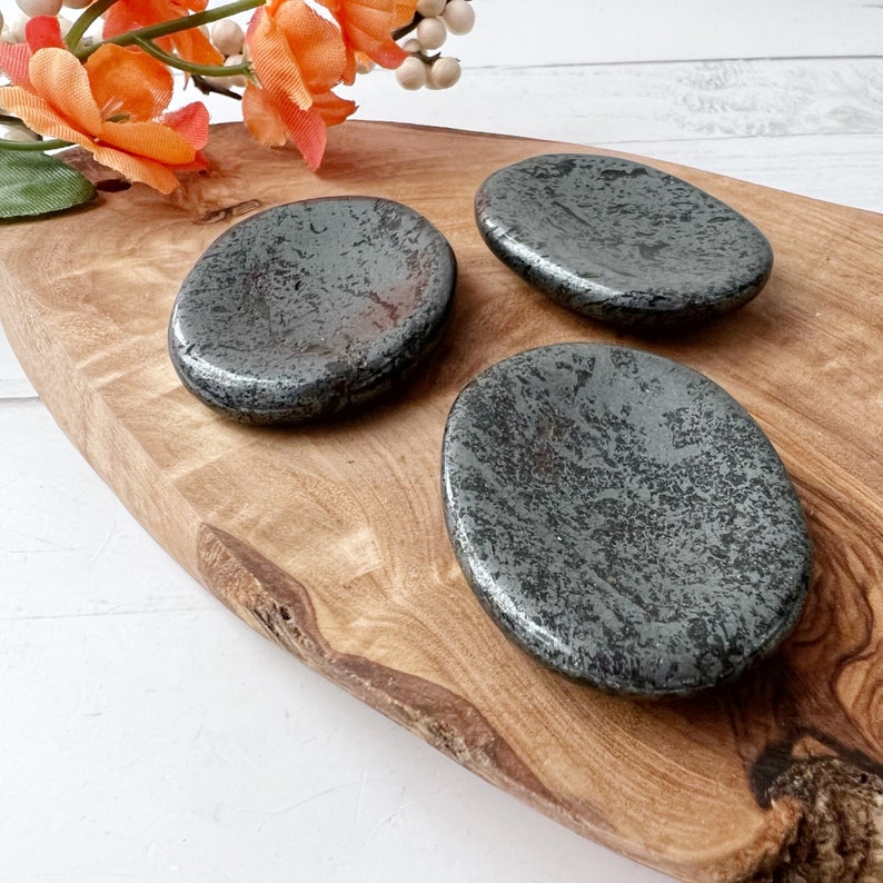Hematite Worry Stone | Polished Natural Oval Hematite Crystal Gemstone Worry Stones | Shop Metaphysical Crystals for Root Chakra bild 2