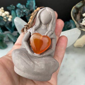 Aine, déesse celtique de l'amour, statue d'Aine avec coeur en cornaline, gypse, figurine d'autel déesse totem, fertilité, porte-bonheur, amour, guerrier image 8