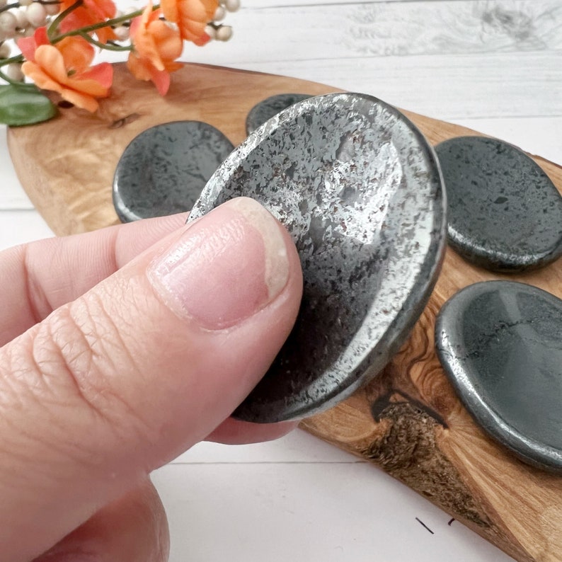Hematite Worry Stone | Polished Natural Oval Hematite Crystal Gemstone Worry Stones | Shop Metaphysical Crystals for Root Chakra bild 6