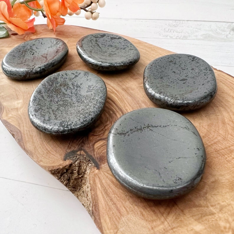 Hematite Worry Stone | Polished Natural Oval Hematite Crystal Gemstone Worry Stones | Shop Metaphysical Crystals for Root Chakra bild 5