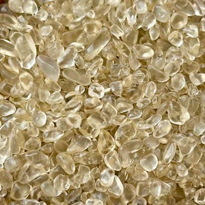 Chips de cristal de cuarzo limón / Mini chips de piedras preciosas pulidas para orgón, velas, artesanías, joyería y arte. imagen 3
